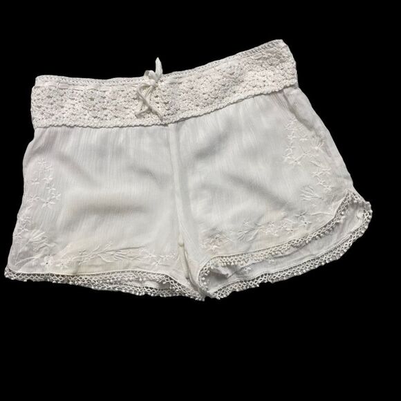 Rue21 Pants - RUE‎ 21 Women’s White Crepe Floral Crochet Shorts Size Small